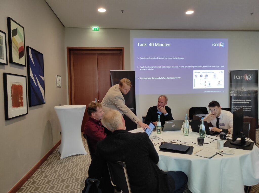 image of Fabian Tanalski guiding attendees during the workshop